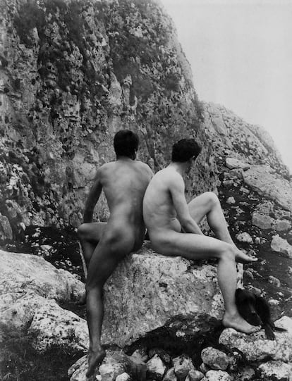 Dos hombres desnudos sobre una roca, fotografiados alrededor de 1890 por el alemán Wilhelm von Gloeden.