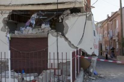 Vivienda a punto de derrumbarse tras el terremoto que afectó a la ciudad de Lorca (Murcia).