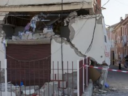 Vivienda a punto de derrumbarse tras el terremoto que afectó a la ciudad de Lorca (Murcia).