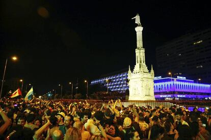 Ambiente en la plaza de Col&oacute;n, tras la manifestaci&oacute;n del Orgullo.