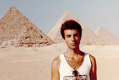 Miguel Lorente Acosta, durante un viaje a Egipto en 1984