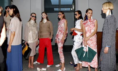 Las modelos en el ''backstage' antes de la presentación de la colección de Moisés Nieto para la próxima primavera/verano de 2018, ayer en el Real Jardín Botánico de Madrid.