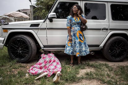 La policía disparó tiros de advertencia para dispersar a la multitud reunida frente a una catedral en Kinshasa (República Democrática del Congo) después de una misa del destacado crítico del gobierno, el cardenal Laurent Monsengwo, según AFP. Los oficiales armados llegaron a las puertas de la catedral mientras los fieles abandonaban un servicio para conmemorar a las víctimas de la represión de las marchas del mes pasado que pedían la destitución del presidente Joseph Kabila. En la imagen, dos mujeres congoleñas se protegen detrás de un automóvil tras la intervención policial.