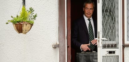 El líder de UKIP, Nigel Farage, sale de su casa, este lunes, en Kent.
