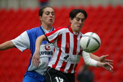 Erika, del Athletic, controla el balón perseguida por una jugadora del Sabadell.