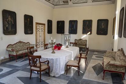 Las cerca de 40 estancias del palacio están repletas de reliquias, como infinidad de piezas de arte, libros, cartas y multitud de retratos de los miembros ilustres de la familia Ludovisi.