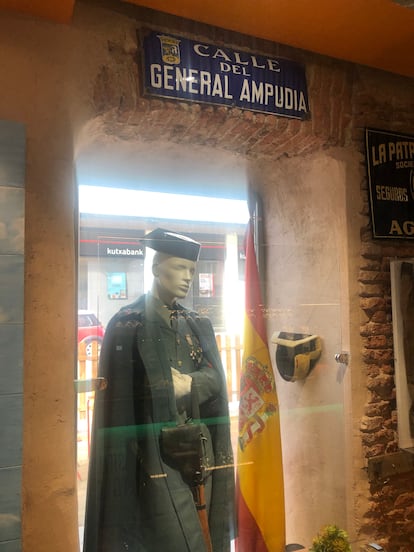 Un maniquí luce un antiguo uniforme de guardia civil en el bar Los Sesenta.