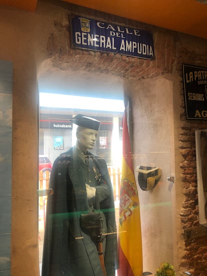 Un maniquí luce un antiguo uniforme de guardia civil en el bar Los Sesenta.  