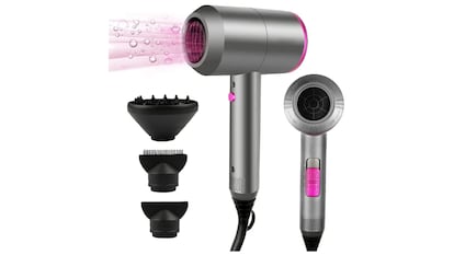 Sèche-cheveux ionique avec accessoires.