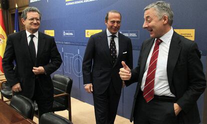 José Blanco, ayer junto a los presidentes de Aena, Juan Lema, a la izquierda, y de Iberia, Antonio Vázquez, en el centro.