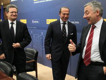 José Blanco, ayer junto a los presidentes de Aena, Juan Lema, a la izquierda, y de Iberia, Antonio Vázquez, en el centro.