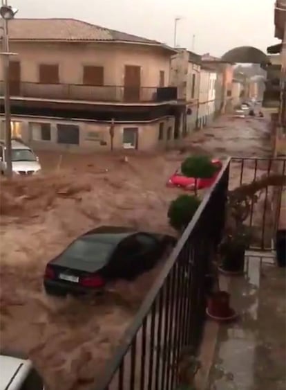 Hasta 220 litros de agua por metro cuadrado cayeron ayer por la tarde en la zona de Sant Llorenç, según el Govern balear. En la imagen, la riada en la localidad mallorquina de Sant Llorenç.