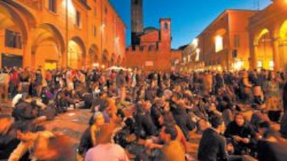 Estudiantes en la plaza de Santo Stefano en Bolonia, una de las ciudades europeas que m&aacute;s erasmus atraen.