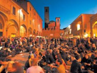 Estudiantes en la plaza de Santo Stefano en Bolonia, una de las ciudades europeas que m&aacute;s erasmus atraen.