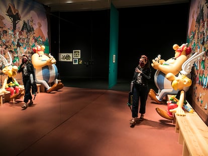 Una visitante recorre el espacio dedicado a Astérix y Obélix en la muestra.