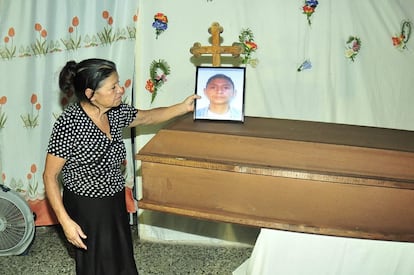 Familiares de Marvin Javier Muños, 28 años, uno de los reos que murió en la granja penal de Comayagua es velado en la colonia los Laureles de Tegucigalpa.