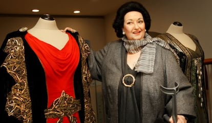 Montserrat Caballé junto a dos de sus vestidos en la exposición de homenaje que le dedica el Liceo de Barcelona.