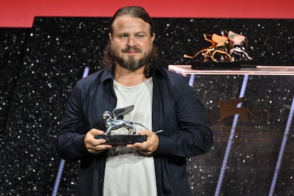 Brady Corbet, con el León de Plata a la mejor dirección por 'The Brutalist'.