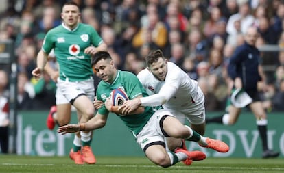 Elliot Daly placa a Connor Murray en el Inglaterra-Irlanda.