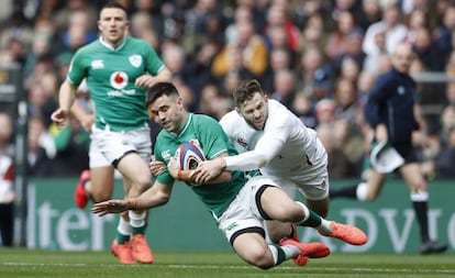 Elliot Daly placa a Connor Murray en el Inglaterra-Irlanda.