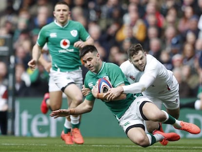 Elliot Daly placa a Connor Murray en el Inglaterra-Irlanda.