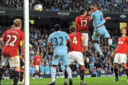 Kompany, en el momento de cabecear a gol.