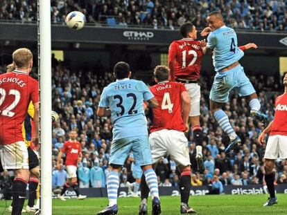 Kompany, en el momento de cabecear a gol.