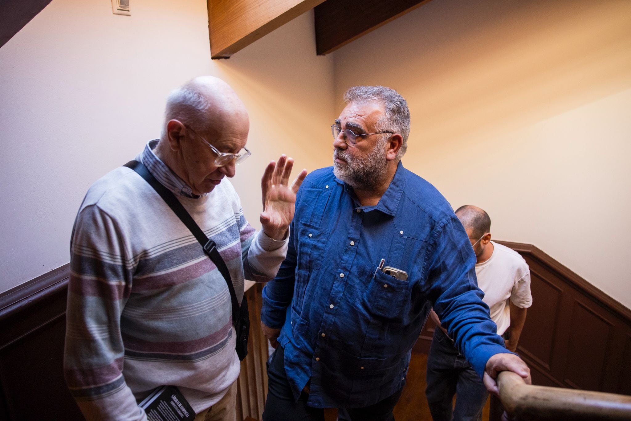 Benxamín Vázquez, autor de libros sobre las gárgolas de Santiago, se encuentra en la escalera del COAG con Fernando Cobos antes de la conferencia celebrada el martes.