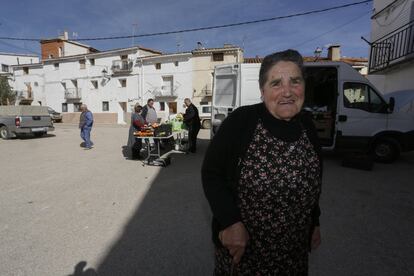 María Mora, de 88 años, es una de las 50 personas que viven en Zafrilla (Cuenca). Una vez a la semana un vendedor trae fruta, ya que en el pueblo no hay tiendas.