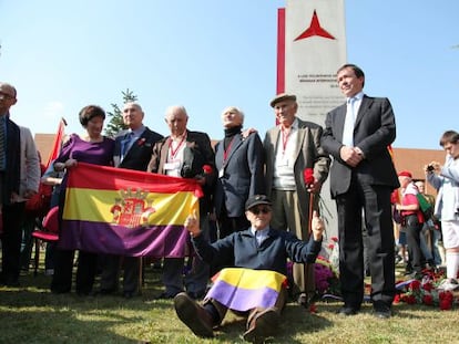 Los cuatro brigadistas en la inauguración del monumento en su honor en la Ciudad Universitaria.