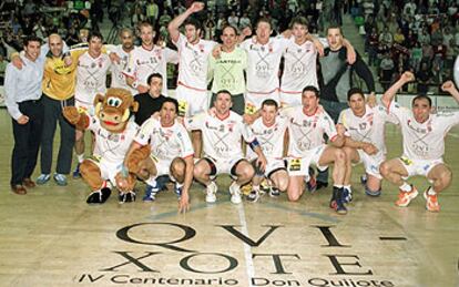 La plantilla del Ciudad Real celebra el ttulo en la pista del Quijote Arena.