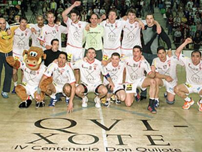 La plantilla del Ciudad Real celebra el título en la pista del Quijote Arena.
