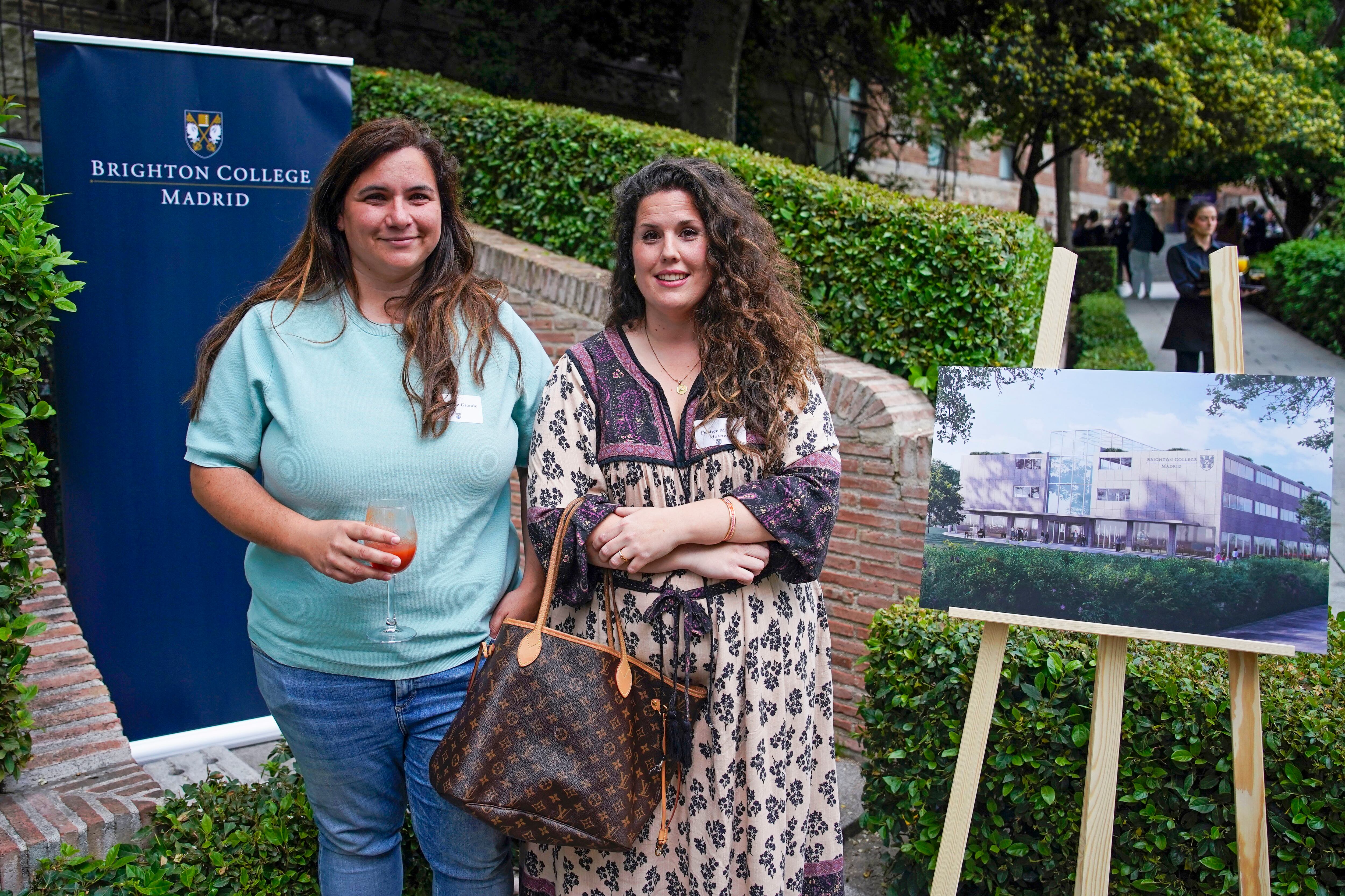 Sara Díaz y Desirée Martín, madres de dos pequeños, posan durante el cóctel de Brighton College Madrid.