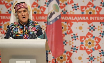 El poeta guatemalteco Humberto Ak'abal en la Feria Internacional del Libro de Guadalajara, México, en 2016.