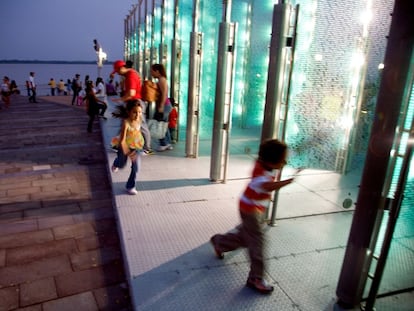 Niños corren en la ciudad de Guayaquil, la más azotada por la violencia.