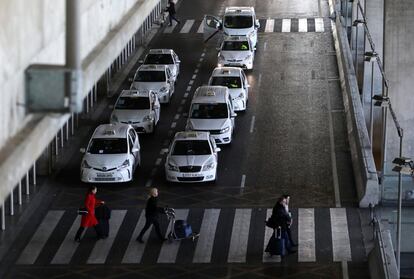 Los ciudadanos que llegaron esta mañana a los aeropuertos de Madrid y Barcelona sufrieron la huelga del taxi en la capital. El pasado viernes tres vehículos VTC denunciaron que fueron apedreados en el aeropuerto de Madrid Adolfo Suárez-Barajas, junto a la bolsa de taxis.