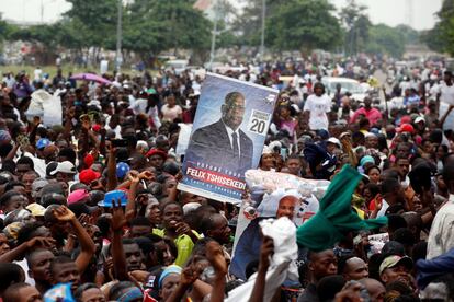 Os partidários de Felix Tshisekedi, do UDPS, comemoram sua vitória na sede do partido em Kinshasa. Após dias de espera e atrasos, o presidente da Comissão Nacional Eleitoral Independente (CENI), Corneille Naanga, anunciou na madrugada que Tshisekedi era o candidato mais votado, com 38,6% dos votos. Muito perto ficaram - de acordo com esses resultados muito questionados por alguns círculos - os votos do outro adversário, Martin Fayulu, que obteve 34,8%.