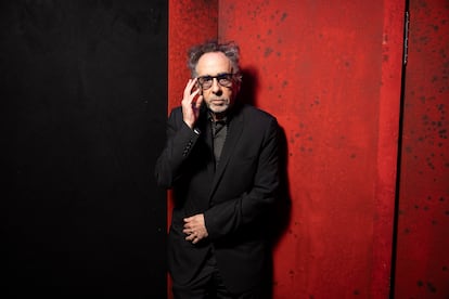 El director de cine Tim Burton posa en el pabellón Victoria Eugenia de la Fira de Barcelona, el 7 de marzo. 