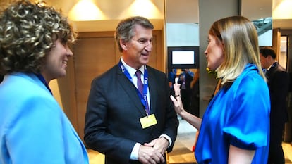 El líder del PP, Alberto Núñez Feijóo (c), conversa con la presidenta del Parlamento Europeo, Roberta Metsola (d), y la vicepresidenta portavoz del Grupo del Partido Popular Europeo, Dolors Montserrat (i).