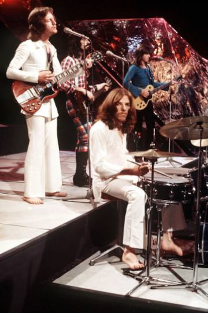 Badfinger durante una actuación televisiva en los setenta. De blanco, arriba, Pete Ham; al lado, vestido de cuadros, Tom Evans.