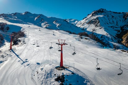  Telesillas y pista de esquí en los Nevados de Chillán.
