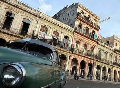 Un antiguo automóvil, estacionado en una calle de La Habana Vieja.