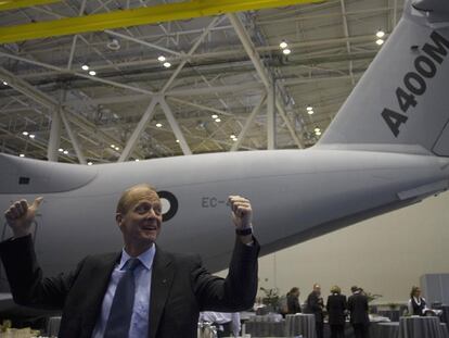 El presidente de Airbus, Thomas Enders, ayer en Sevilla, delante del segundo prototipo del A400M.
