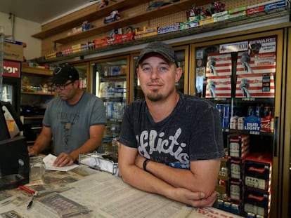 Los hermanos Dan y Clay, en su tienda de licores de Whiteclay.