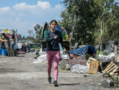 La marchista Sofía Ramos entrena en los caminos que pasan junto a su casa en la Localidad 17 de Junio, en Ciudad Nezahualcóyotl (Estado de México).