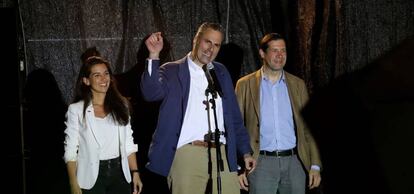 El secretario general de Vox, Javier Ortega Smith, valora los resultados electorales en la madrile&ntilde;a plaza Margaret Thatcher.