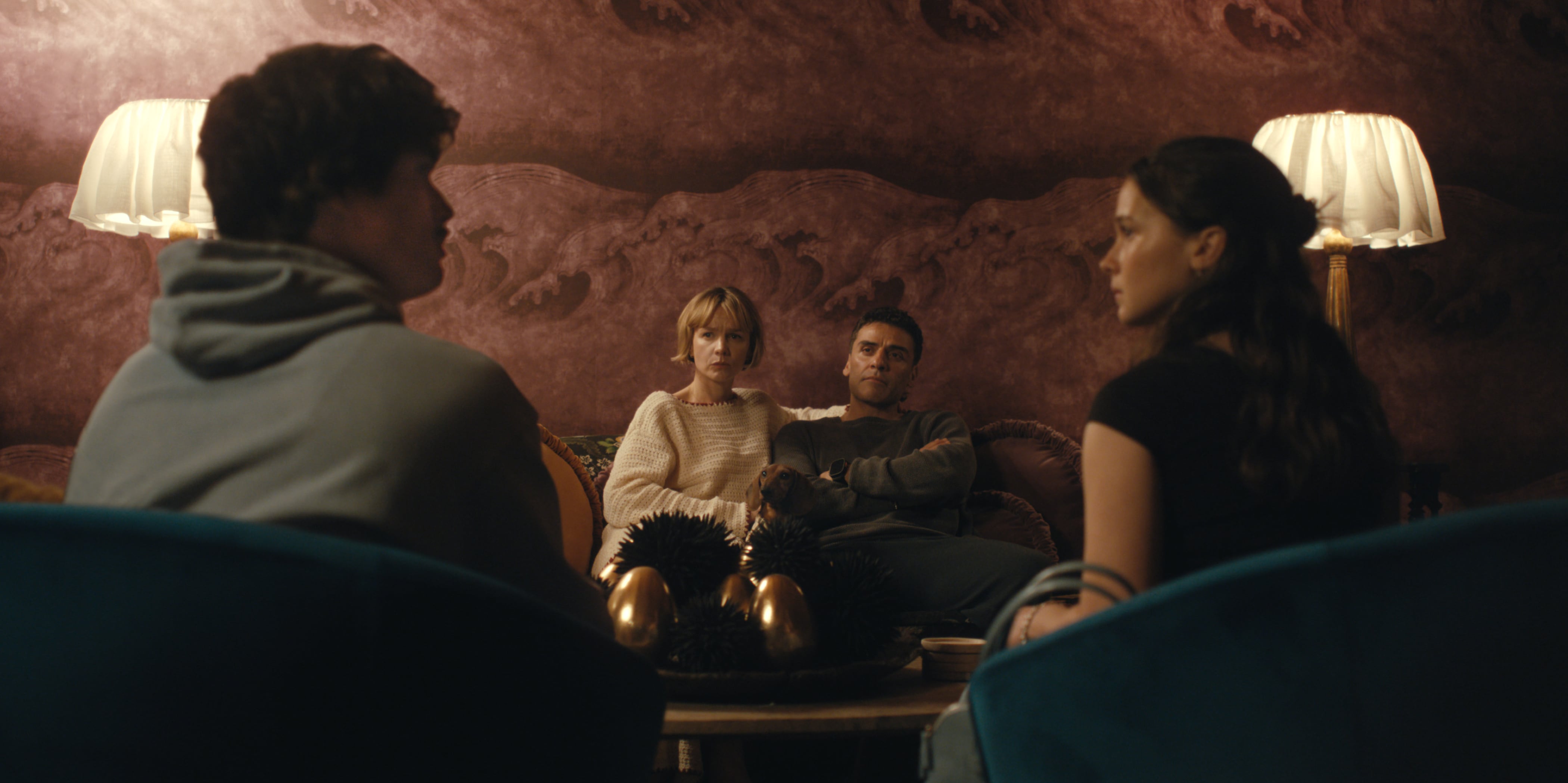 Charles Melton, Carey Mulligan, Oscar Isaac y Cailee Spaeny, en el segundo episodio de la segunda temporada de 'Bronca'.
