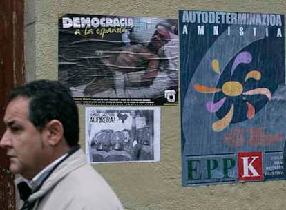 Carteles de apoyo al etarra De Juana Chaos en las calles de San Sebastián.