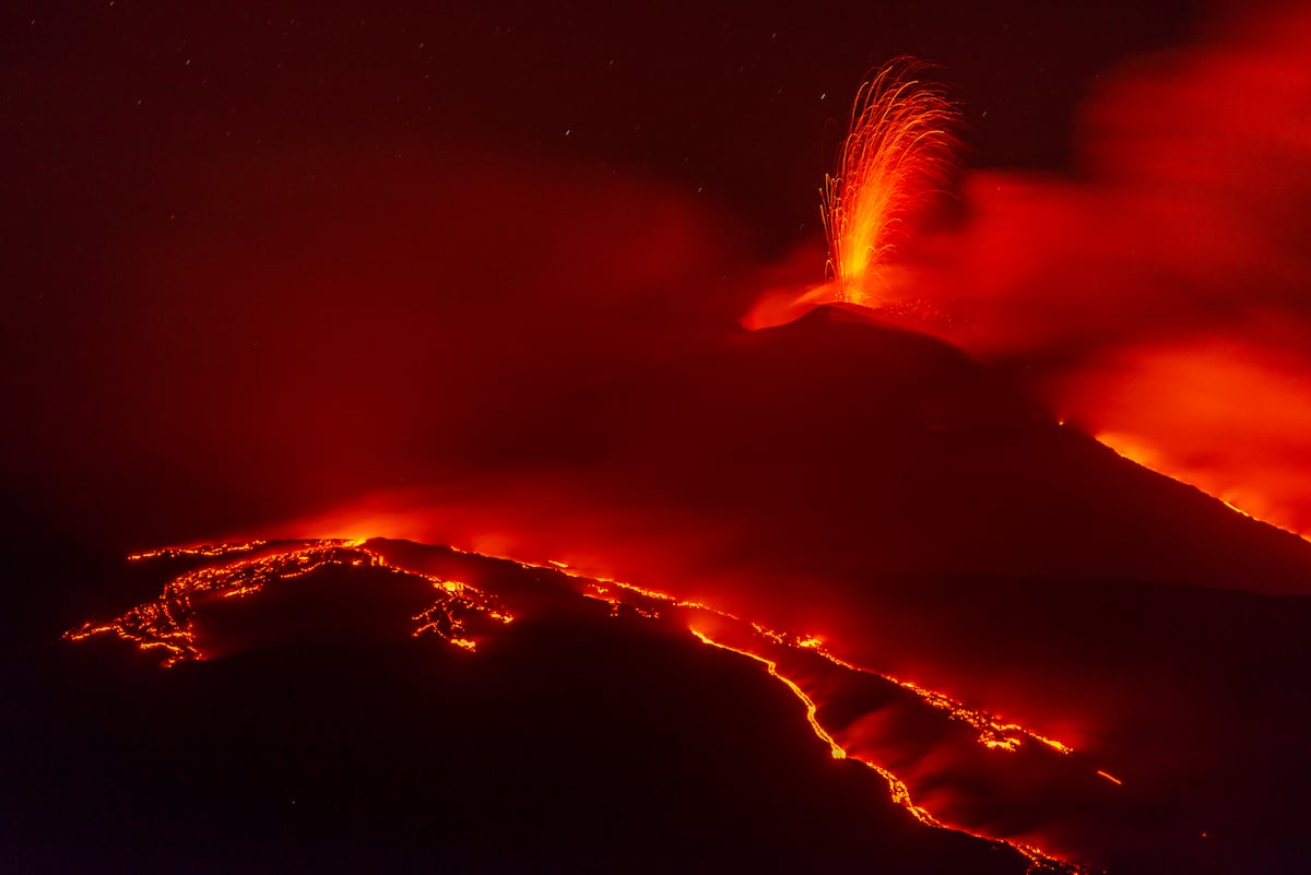 El volcán Etna deja ríos de lava tras su erupción, visto desde el aire