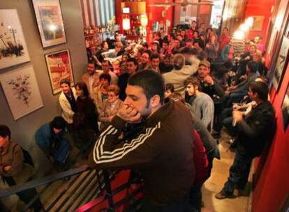 Asistentes a la proyección de la película <i>Ja en tenim prou,</i> ayer por la tarde en Ca Revolta, en Valencia.